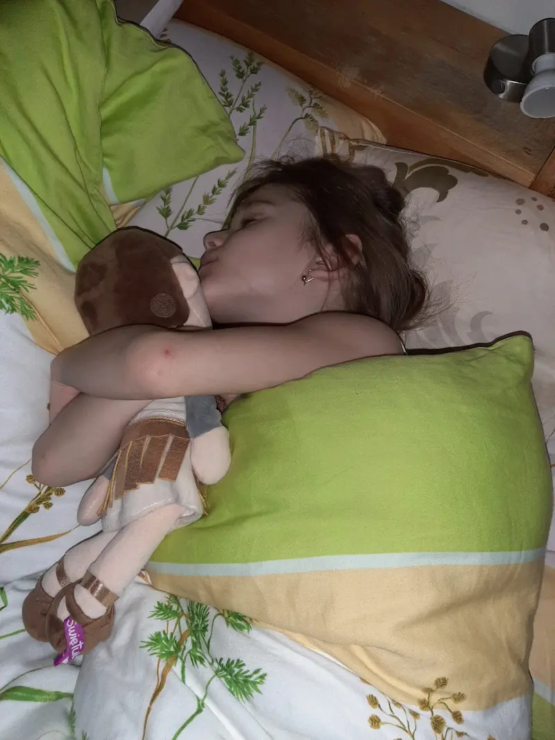 Zdjęcie: dziecko śpiące przytulone do Świętulanki